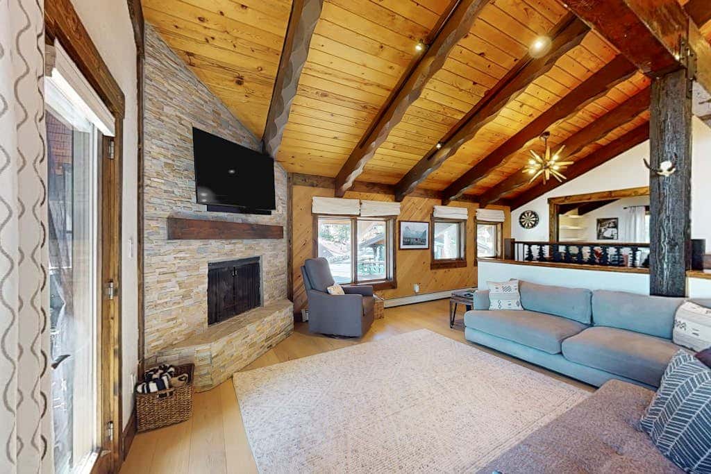 Dog-friendly mountain retreat with private hot tub, fireplace & views, sleeps 8