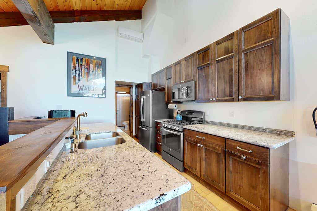 Dog-friendly mountain retreat with private hot tub, fireplace & views, sleeps 8