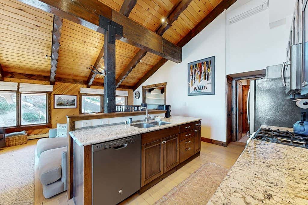 Dog-friendly mountain retreat with private hot tub, fireplace & views, sleeps 8