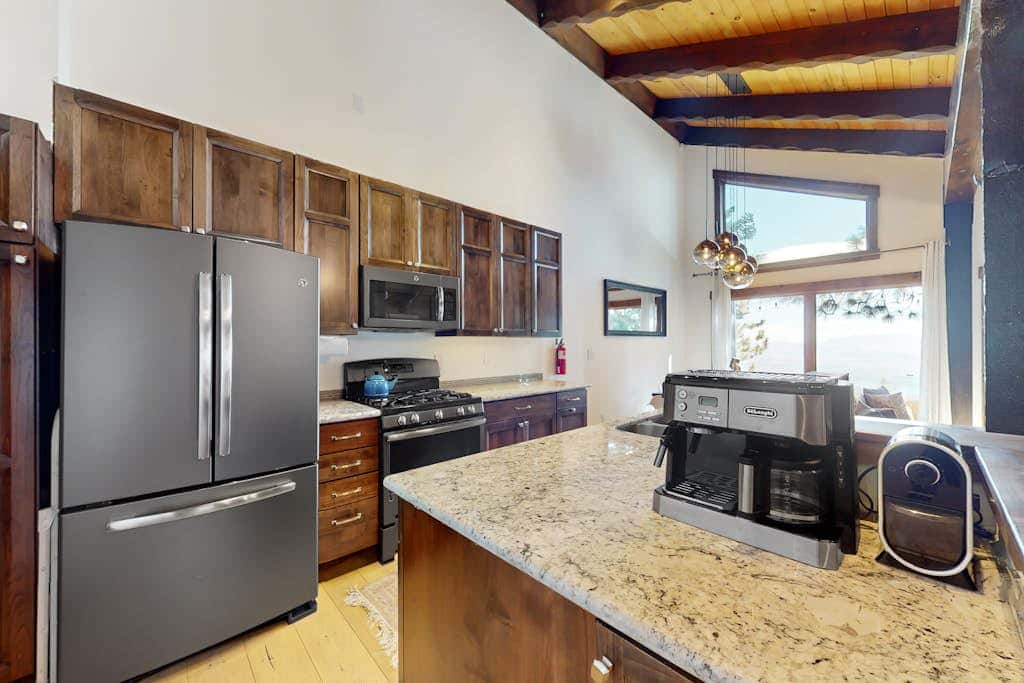Dog-friendly mountain retreat with private hot tub, fireplace & views, sleeps 8