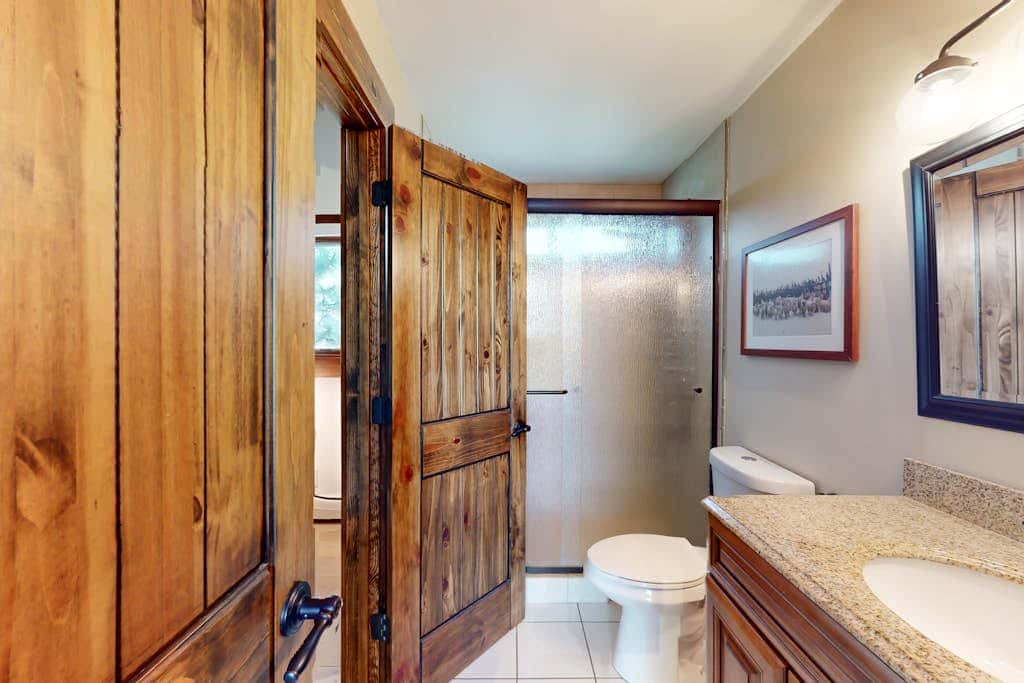 Dog-friendly mountain retreat with private hot tub, fireplace & views, sleeps 8