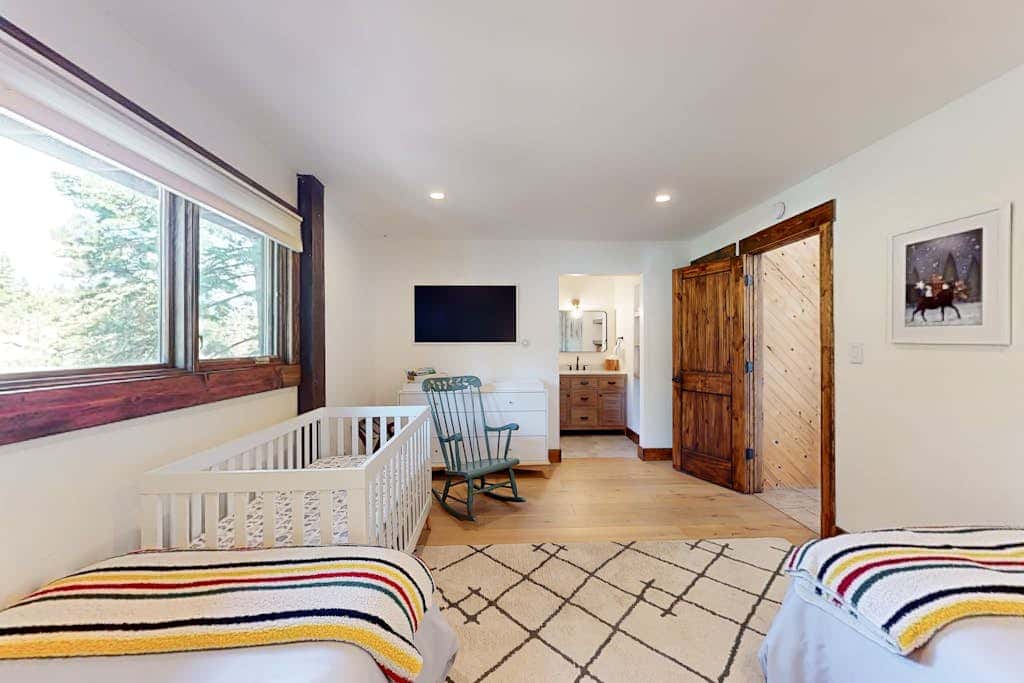 Dog-friendly mountain retreat with private hot tub, fireplace & views, sleeps 8