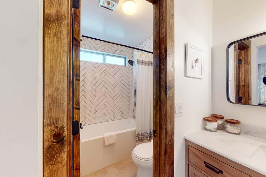 Dog-friendly mountain retreat with private hot tub, fireplace & views, sleeps 8