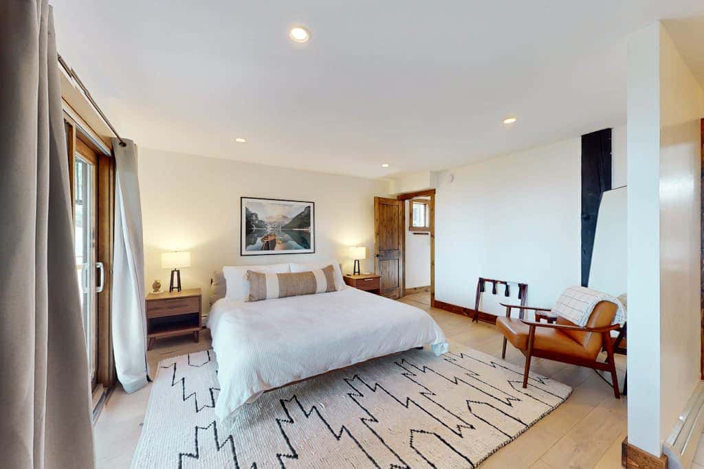 Dog-friendly mountain retreat with private hot tub, fireplace & views, sleeps 8