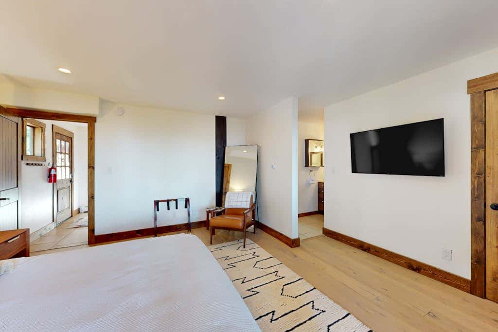 Dog-friendly mountain retreat with private hot tub, fireplace & views, sleeps 8