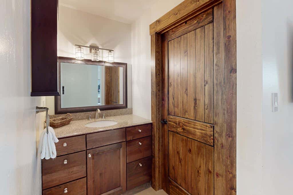 Dog-friendly mountain retreat with private hot tub, fireplace & views, sleeps 8