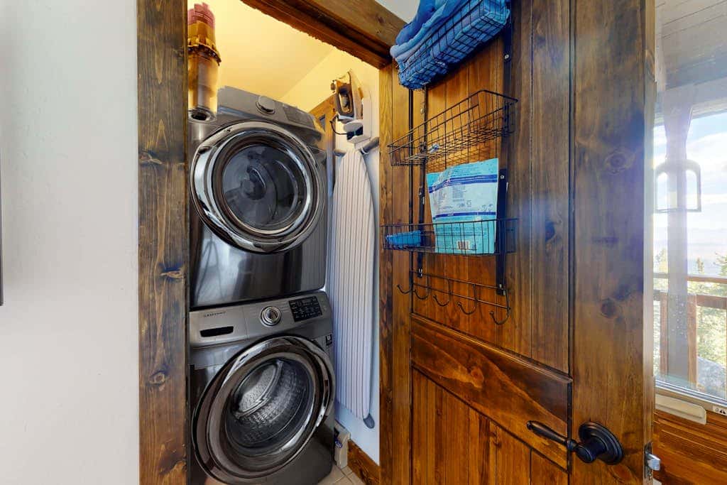 Dog-friendly mountain retreat with private hot tub, fireplace & views, sleeps 8