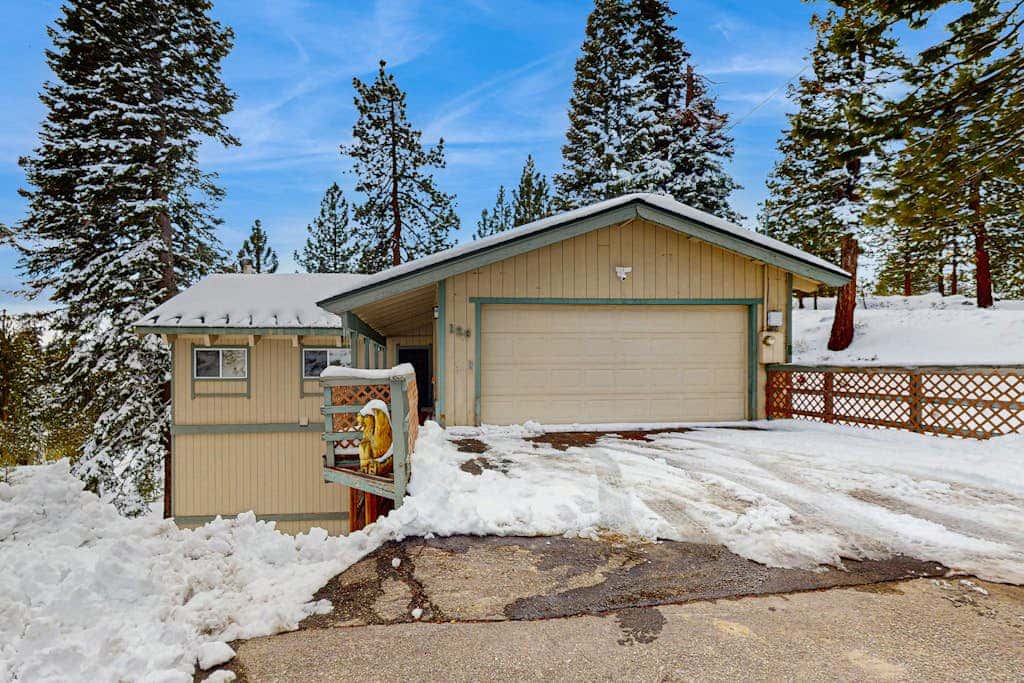 Family-friendly home with mountain views, pool table, & spacious deck