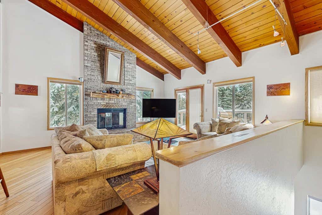 Family-friendly home with mountain views, pool table, & spacious deck
