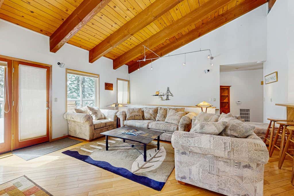 Family-friendly home with mountain views, pool table, & spacious deck