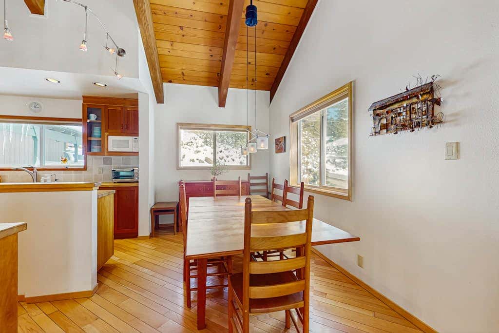 Family-friendly home with mountain views, pool table, & spacious deck