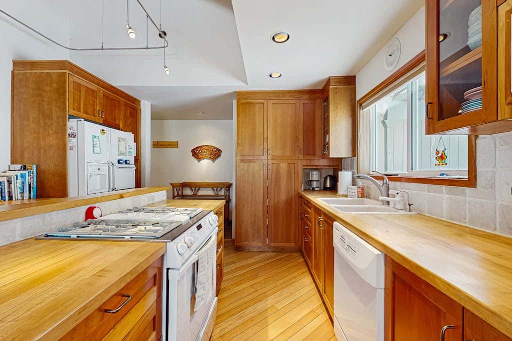 Family-friendly home with mountain views, pool table, & spacious deck