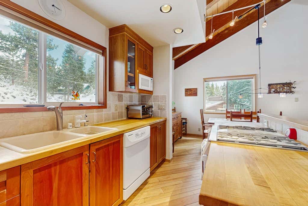 Family-friendly home with mountain views, pool table, & spacious deck