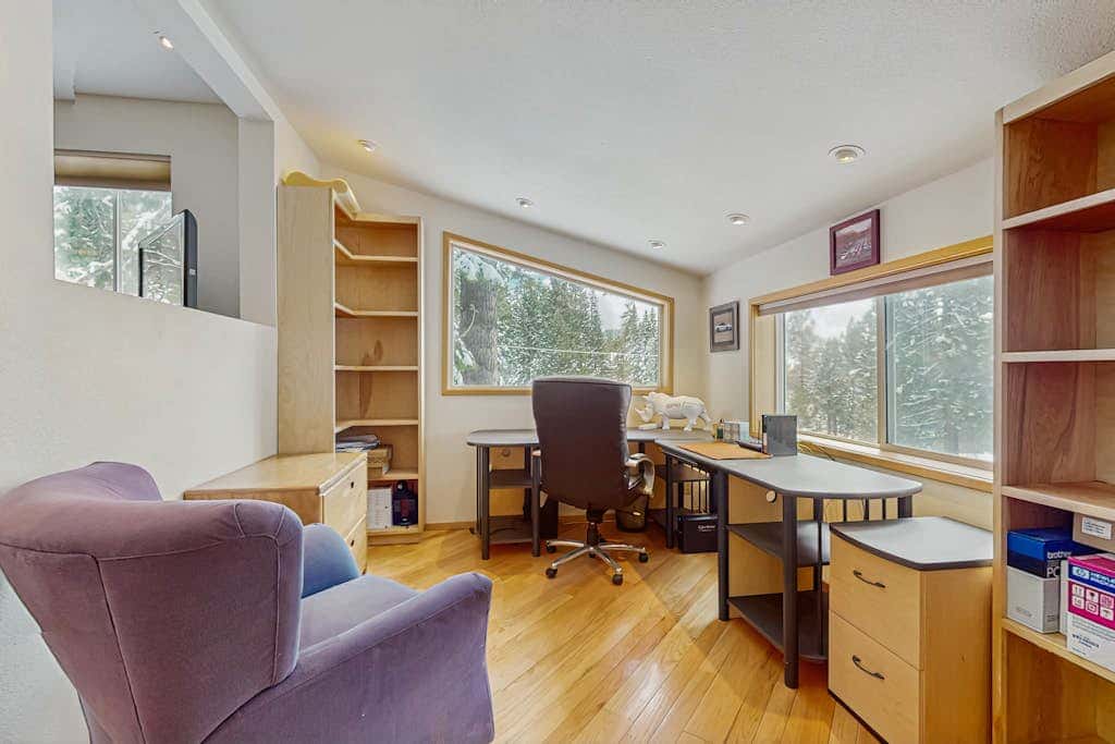 Family-friendly home with mountain views, pool table, & spacious deck