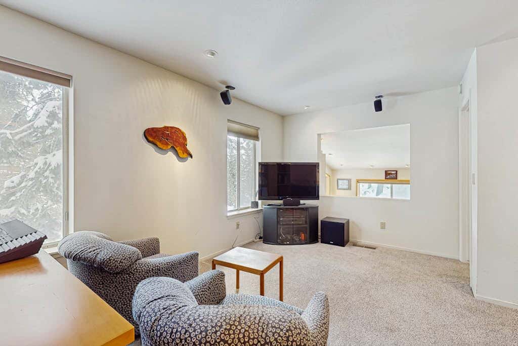 Family-friendly home with mountain views, pool table, & spacious deck