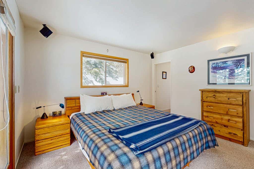 Family-friendly home with mountain views, pool table, & spacious deck