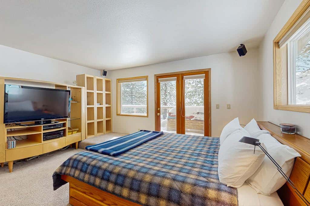 Family-friendly home with mountain views, pool table, & spacious deck