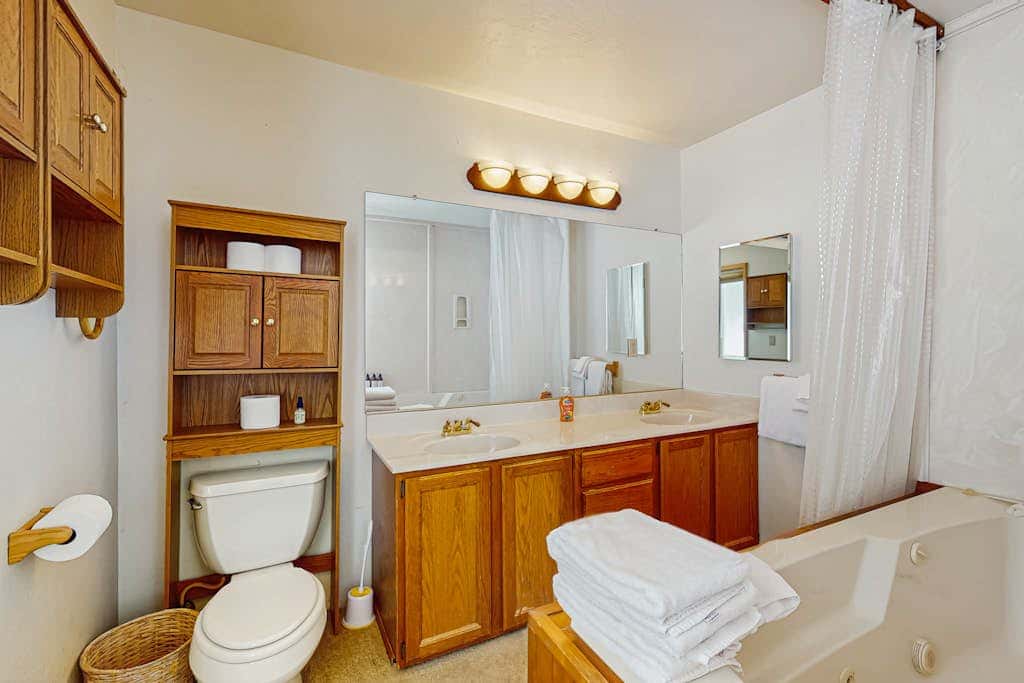Family-friendly home with mountain views, pool table, & spacious deck