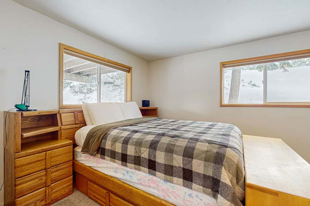 Family-friendly home with mountain views, pool table, & spacious deck