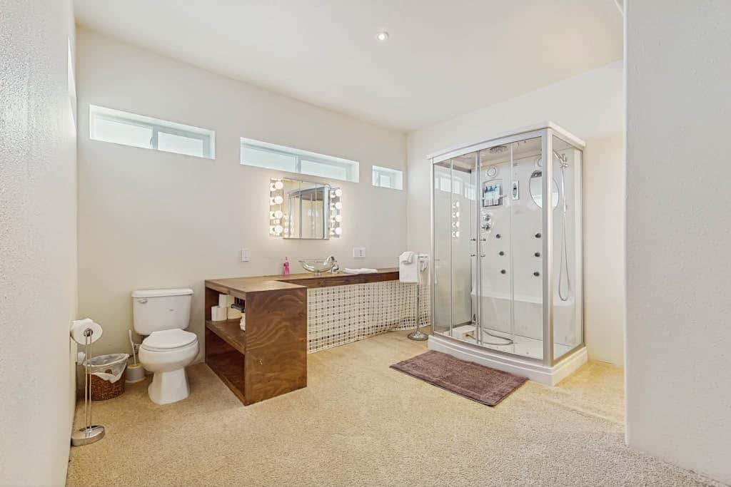 Family-friendly home with mountain views, pool table, & spacious deck