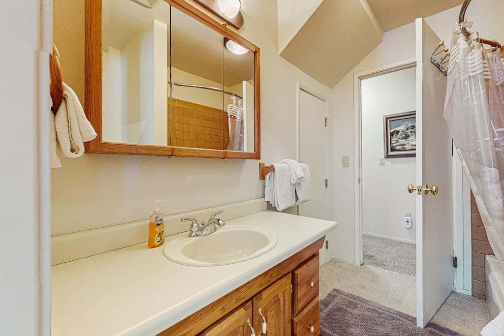 Family-friendly home with mountain views, pool table, & spacious deck
