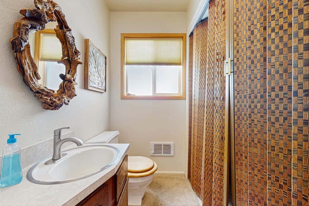 Family-friendly home with mountain views, pool table, & spacious deck