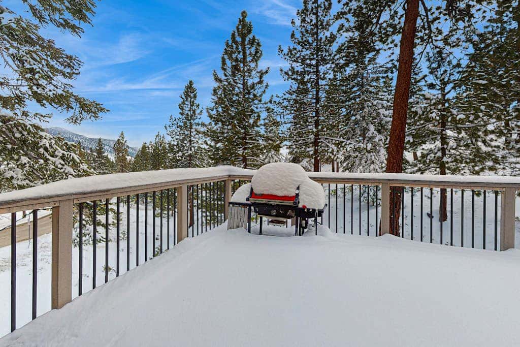 Family-friendly home with mountain views, pool table, & spacious deck