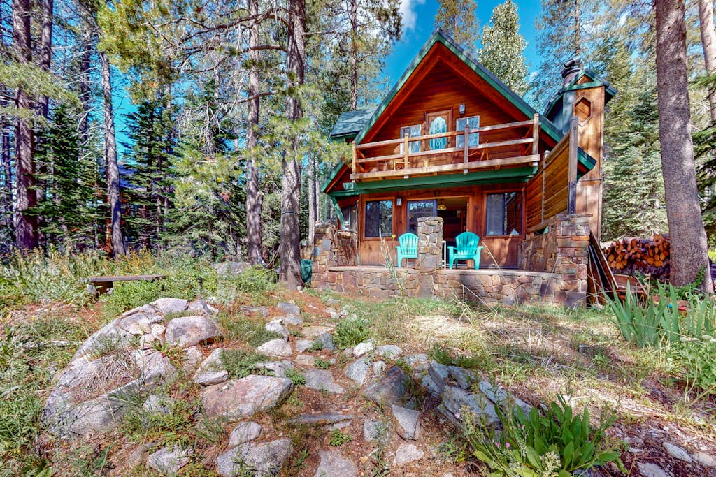Riverfront dog-friendly retreat with a rustic flair & wood stove, near skiing