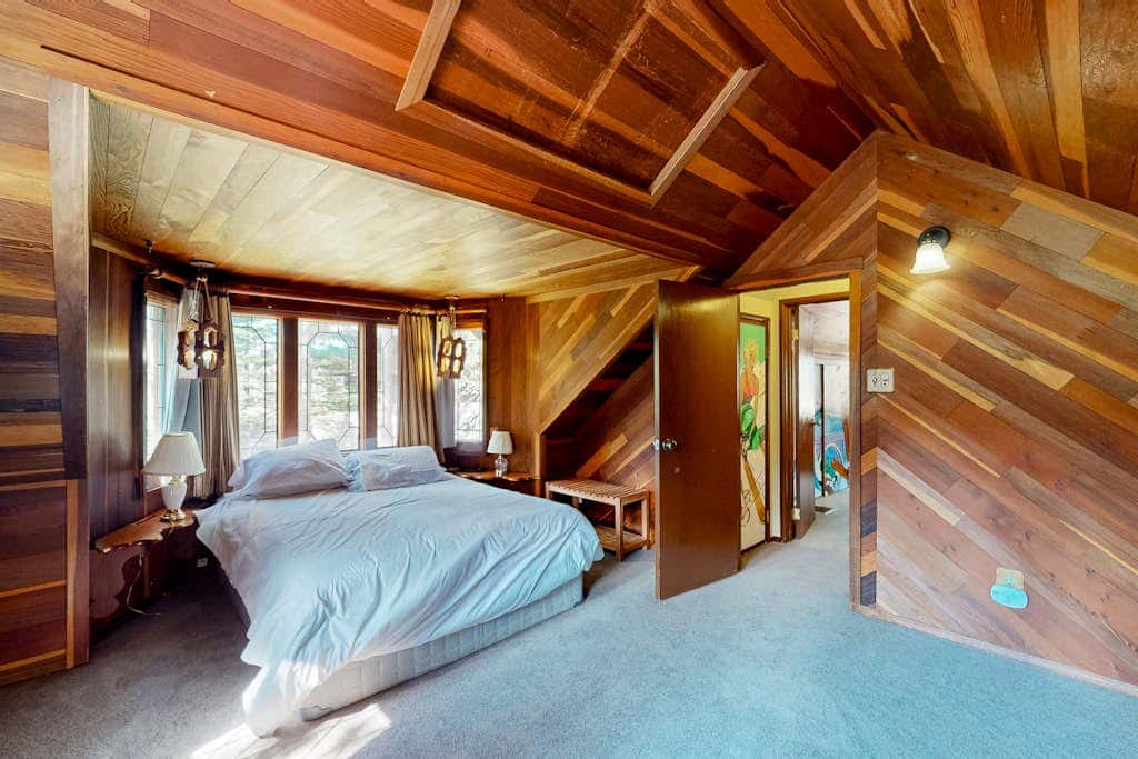 Riverfront dog-friendly retreat with a rustic flair & wood stove, near skiing