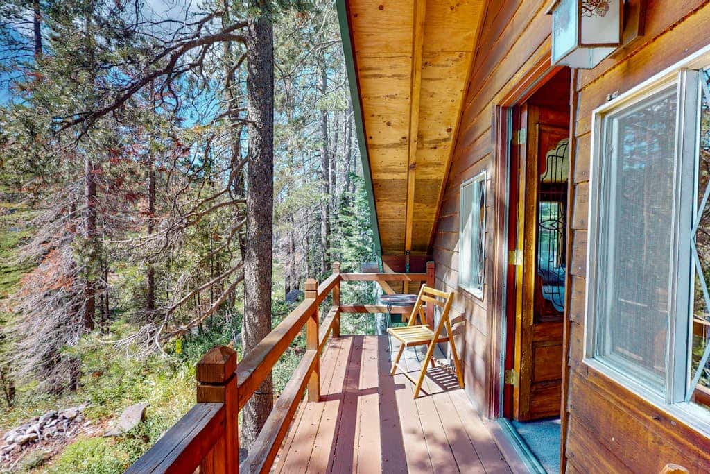 Riverfront dog-friendly retreat with a rustic flair & wood stove, near skiing