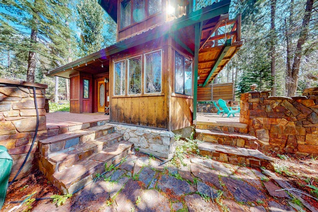 Riverfront dog-friendly retreat with a rustic flair & wood stove, near skiing