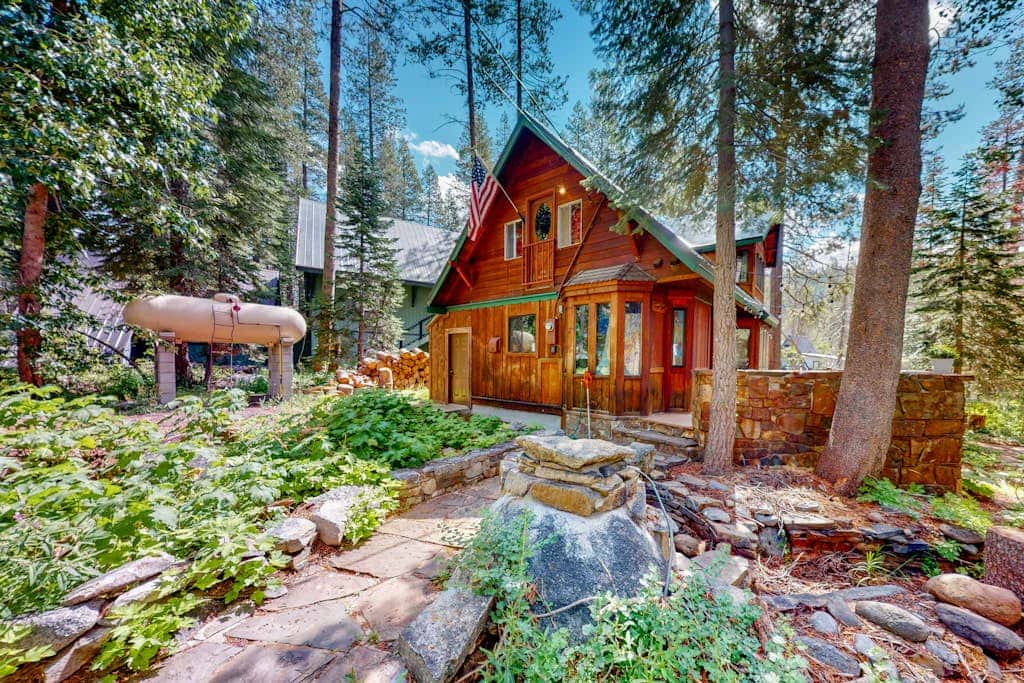 Riverfront dog-friendly retreat with a rustic flair & wood stove, near skiing