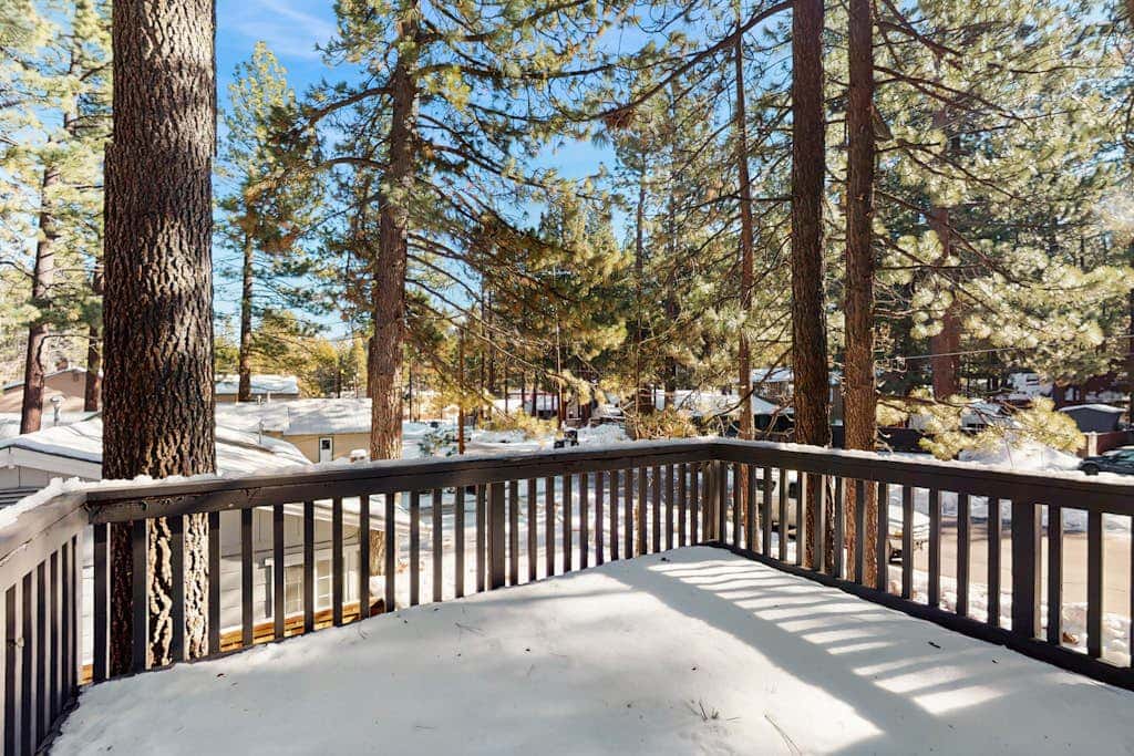Family-Friendly Cabin with Spa, Two Decks, Fenced Yard and Play Structure