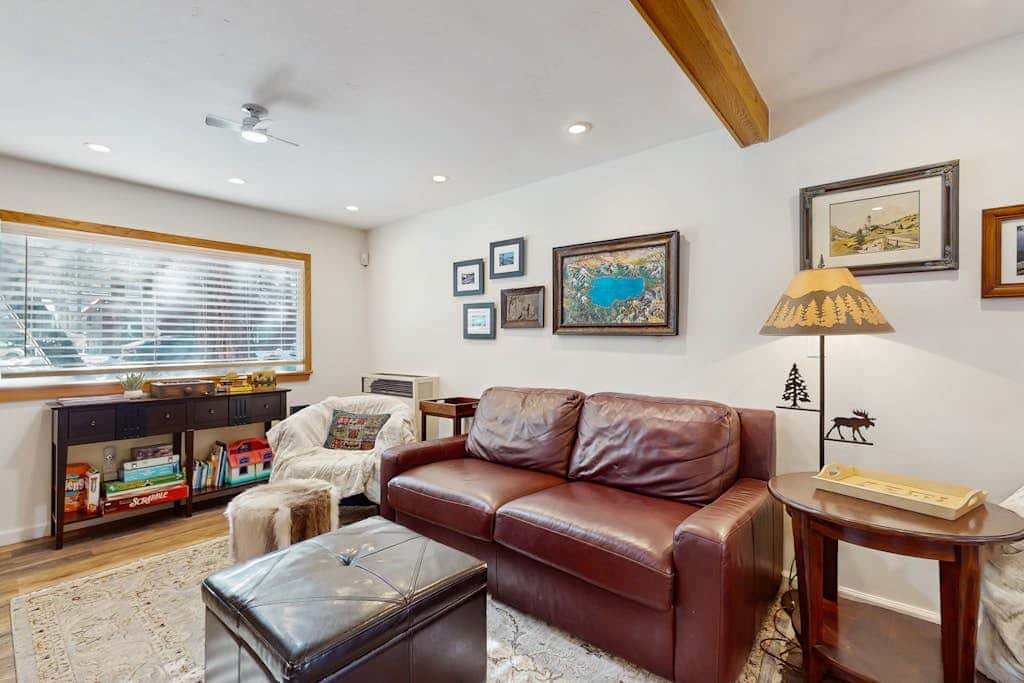 Family-Friendly Cabin with Spa, Two Decks, Fenced Yard and Play Structure