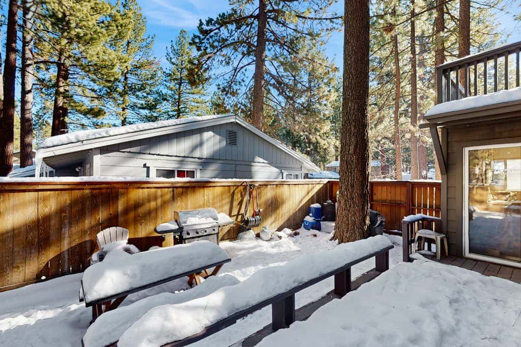 Family-Friendly Cabin with Spa, Two Decks, Fenced Yard and Play Structure