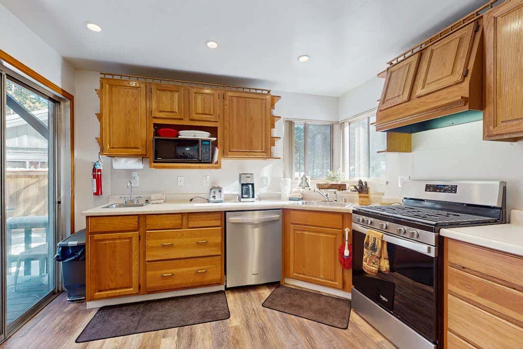 Family-Friendly Cabin with Spa, Two Decks, Fenced Yard and Play Structure