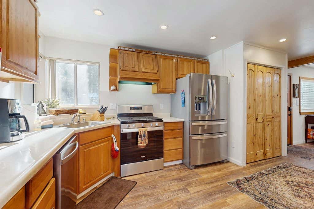 Family-Friendly Cabin with Spa, Two Decks, Fenced Yard and Play Structure