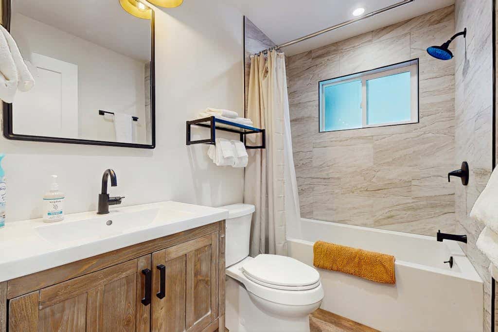 Family-Friendly Cabin with Spa, Two Decks, Fenced Yard and Play Structure