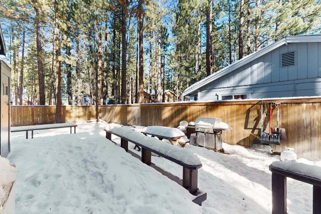 Family-Friendly Cabin with Spa, Two Decks, Fenced Yard and Play Structure