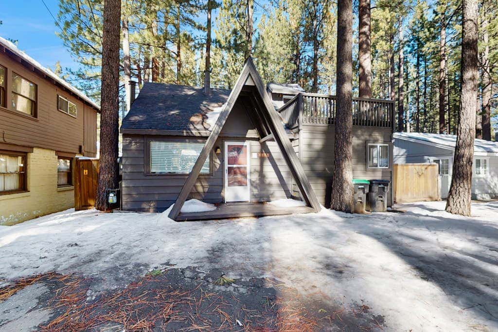 Family-Friendly Cabin with Spa, Two Decks, Fenced Yard and Play Structure