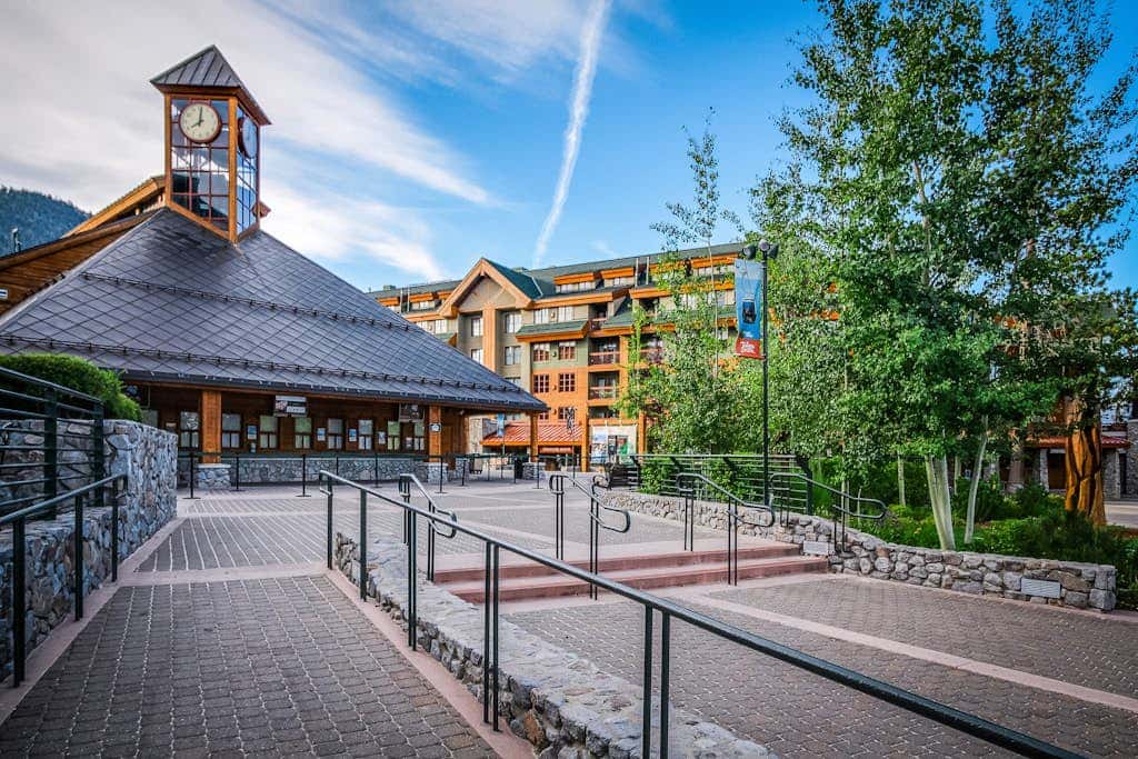 Family-Friendly Cabin with Spa, Two Decks, Fenced Yard and Play Structure