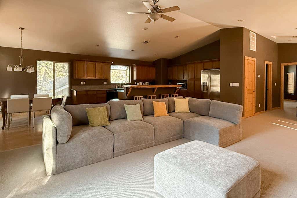 Ski-ready Tahoe cabin with mountain views, close to downtown, jetted tub, wifi
