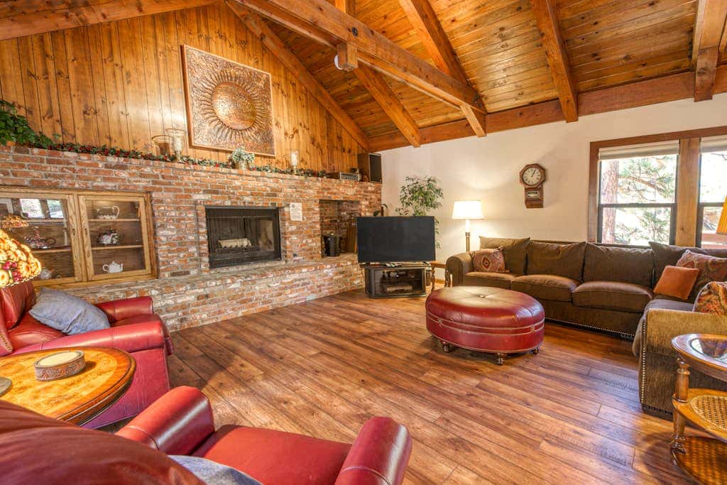 Woodland dog-friendly home minutes to the beach with wood fireplace, sleeps 10