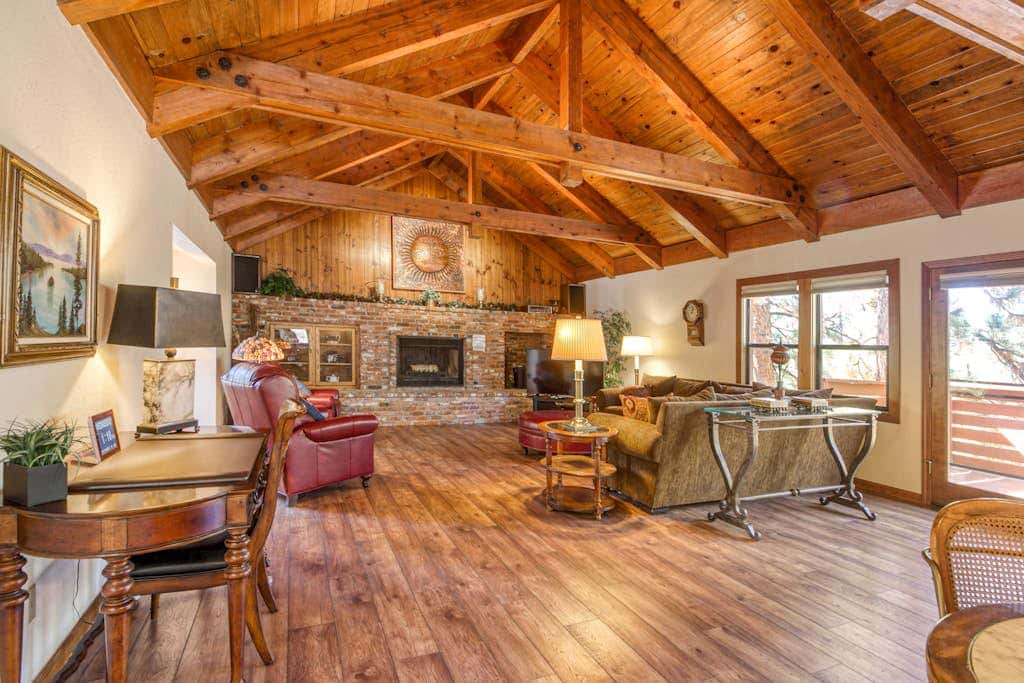 Woodland dog-friendly home minutes to the beach with wood fireplace, sleeps 10