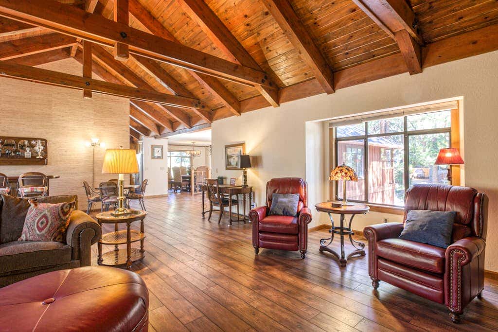 Woodland dog-friendly home minutes to the beach with wood fireplace, sleeps 10
