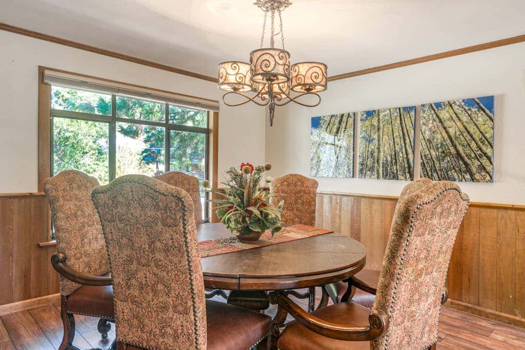 Woodland dog-friendly home minutes to the beach with wood fireplace, sleeps 10