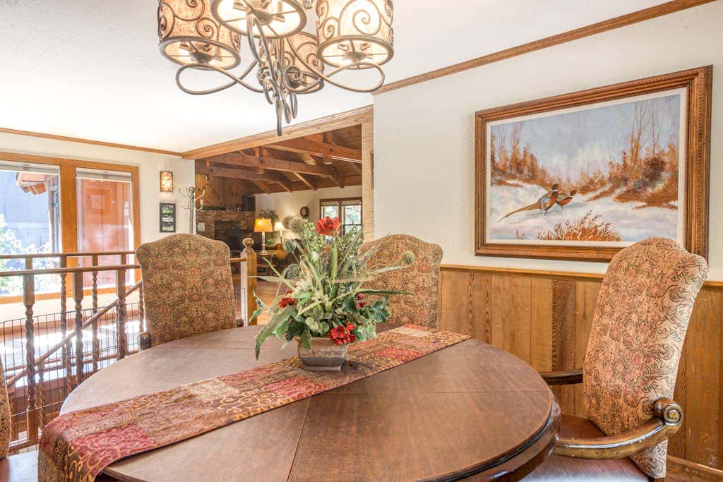 Woodland dog-friendly home minutes to the beach with wood fireplace, sleeps 10
