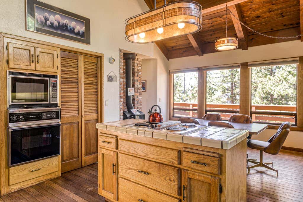 Woodland dog-friendly home minutes to the beach with wood fireplace, sleeps 10