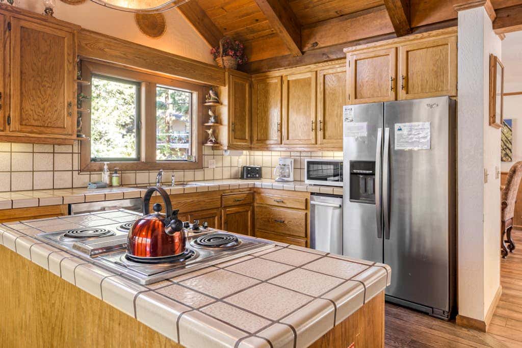 Woodland dog-friendly home minutes to the beach with wood fireplace, sleeps 10