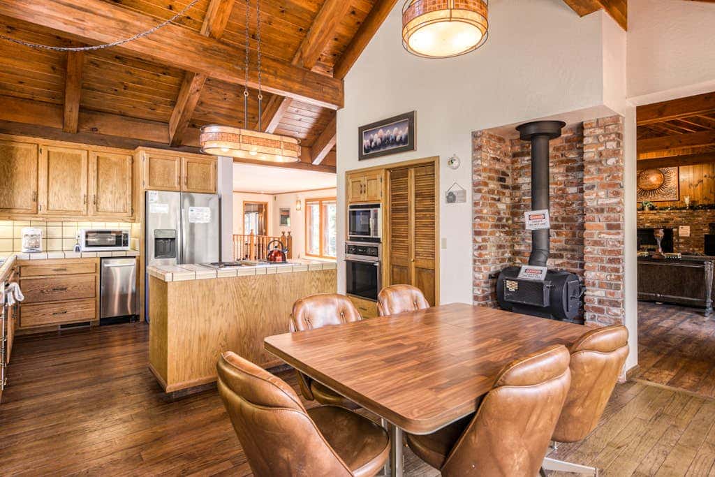 Woodland dog-friendly home minutes to the beach with wood fireplace, sleeps 10